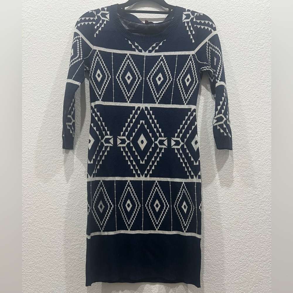 t/o Black and White Long Sleeve V-Neck Sweater Dress